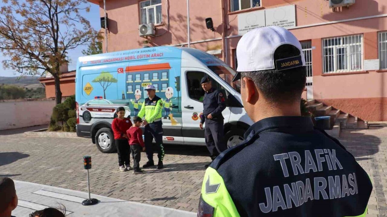 Kilis'te 45 Öğrenciye 'Mobil Trafik Aracı' ile Trafik Eğitimi