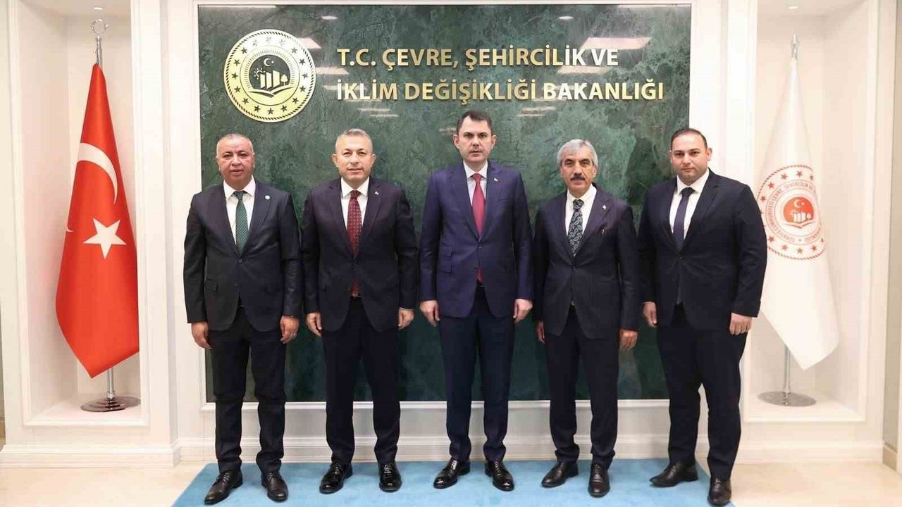 Kilis’te Büyük Yatırım: 1 Çöp Kamyonu, 5 Milyon TL Hibe ve Meydan Projesi