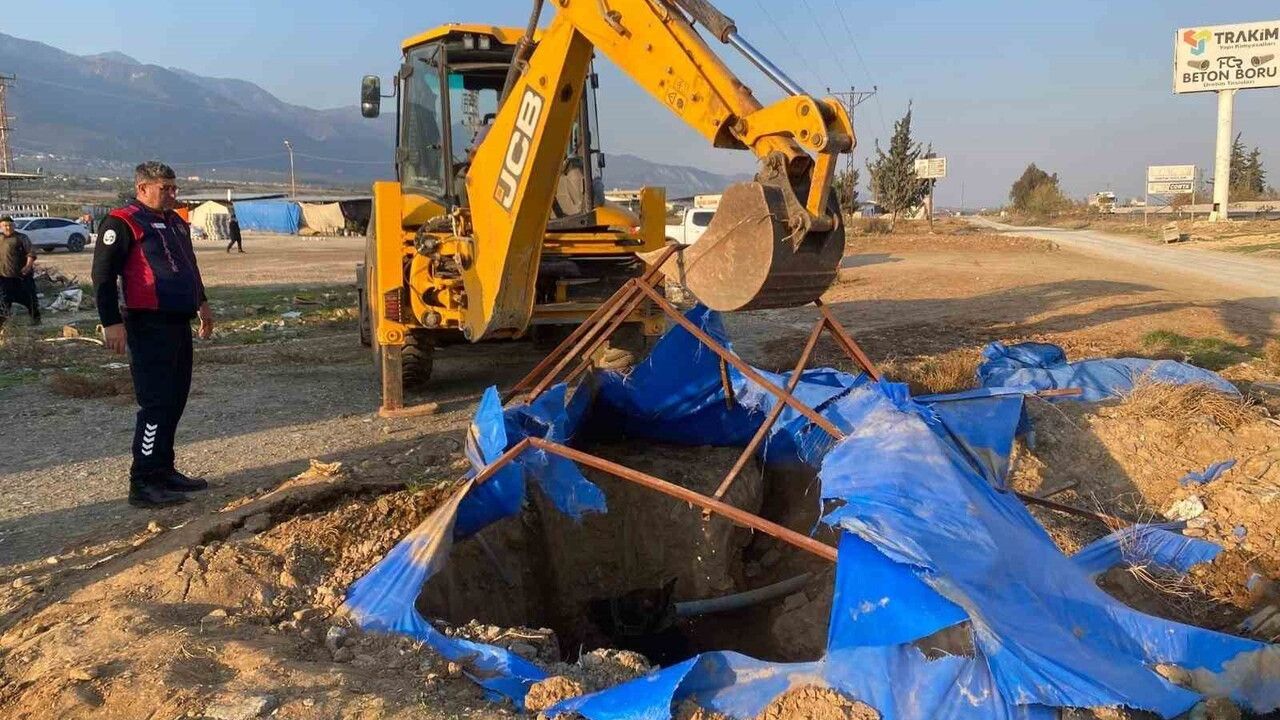 Kırıkhan'da Çukura Düşen Büyükbaş İtfaiye ve İş Makinesiyle Kurtarıldı