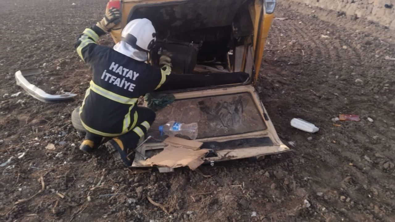 Kırıkhan'da Otomobil Şarampole Devrildi, Tarlaya Uçtu — Sürücü Yaralandı