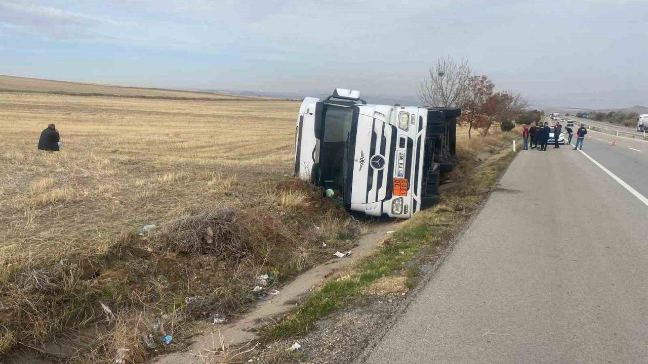 Kırıkkale'de Akaryakıt Tankeri Şarampole Devrildi: 1 Yaralı