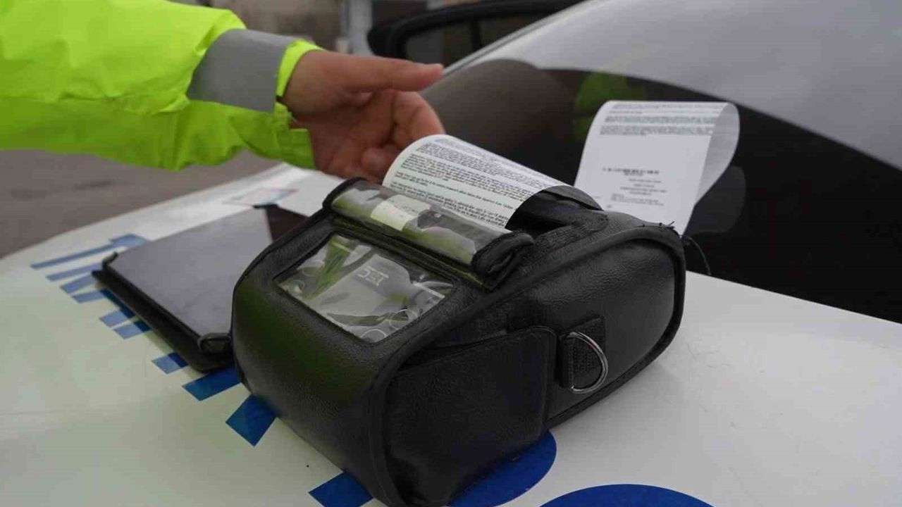 Kırıkkale'de Araç Kamerası Kaydetti: Trafik Magandası Aileyi Tehlikeye Atıp Yakalandı