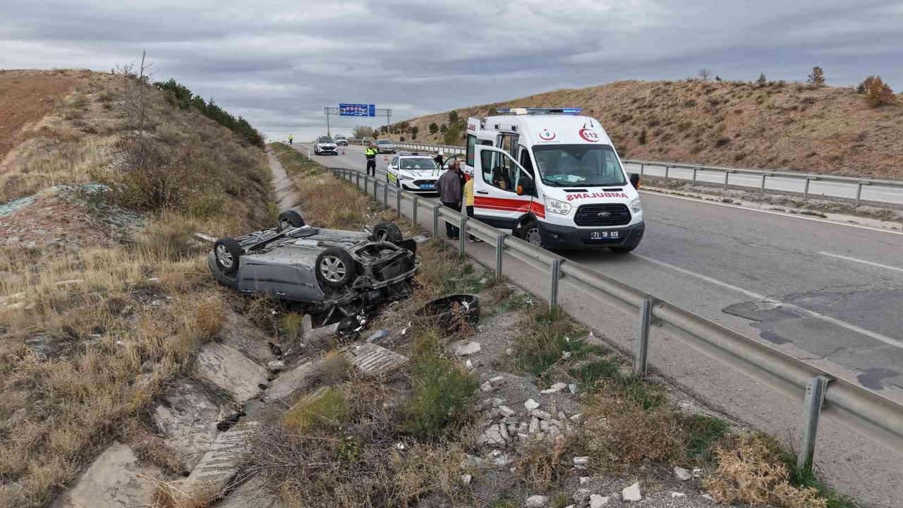 Kırıkkale'de Bariyerleri Aşıp Şarampole Devrilen Otomobil: 7 Yaralı