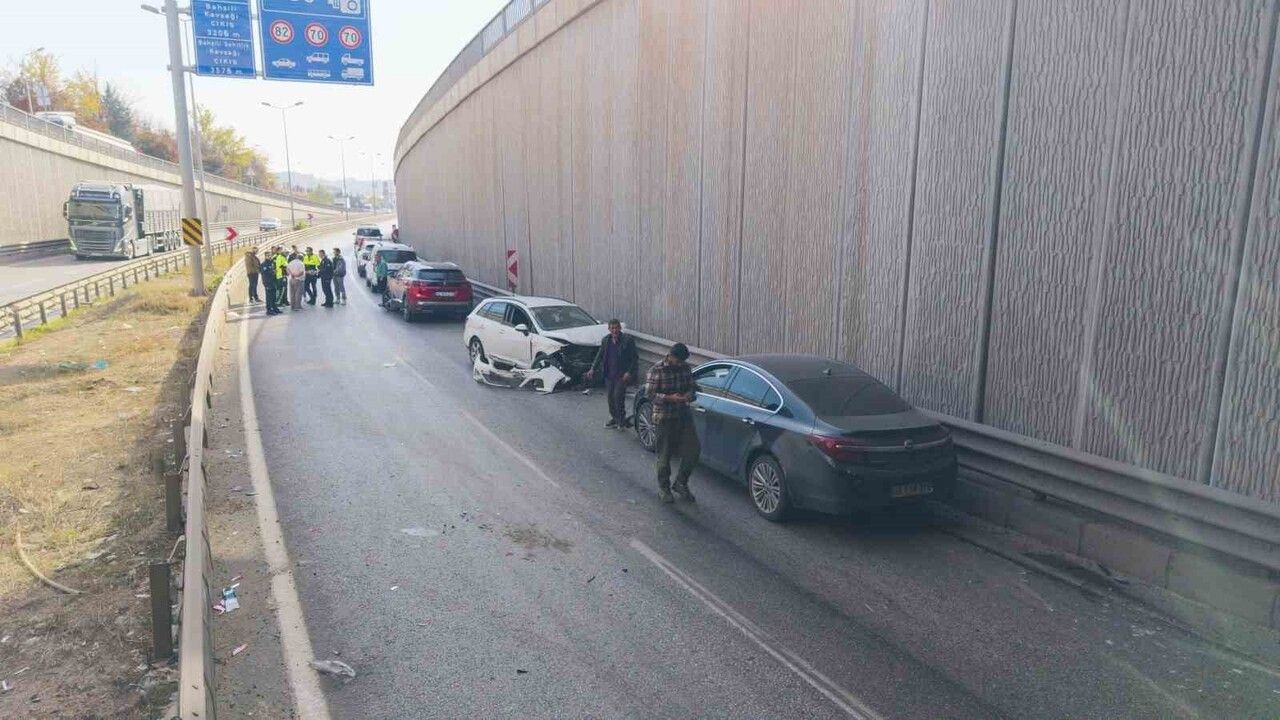 Kırıkkale'de Yola Dökülen Yağ Zincirleme Kazaya Neden Oldu: 4 Yaralı