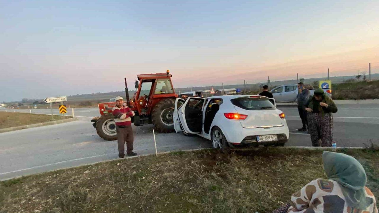 Kırklareli Pınarhisar'da Traktör ile Otomobil Çarpıştı: 2 Yaralı