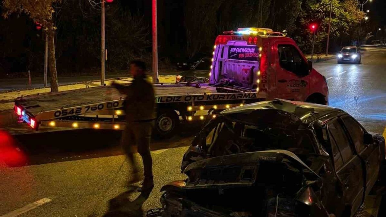 Kırşehir'de otomobil kaldırıma çarpıp takla attı: 1 yaralı