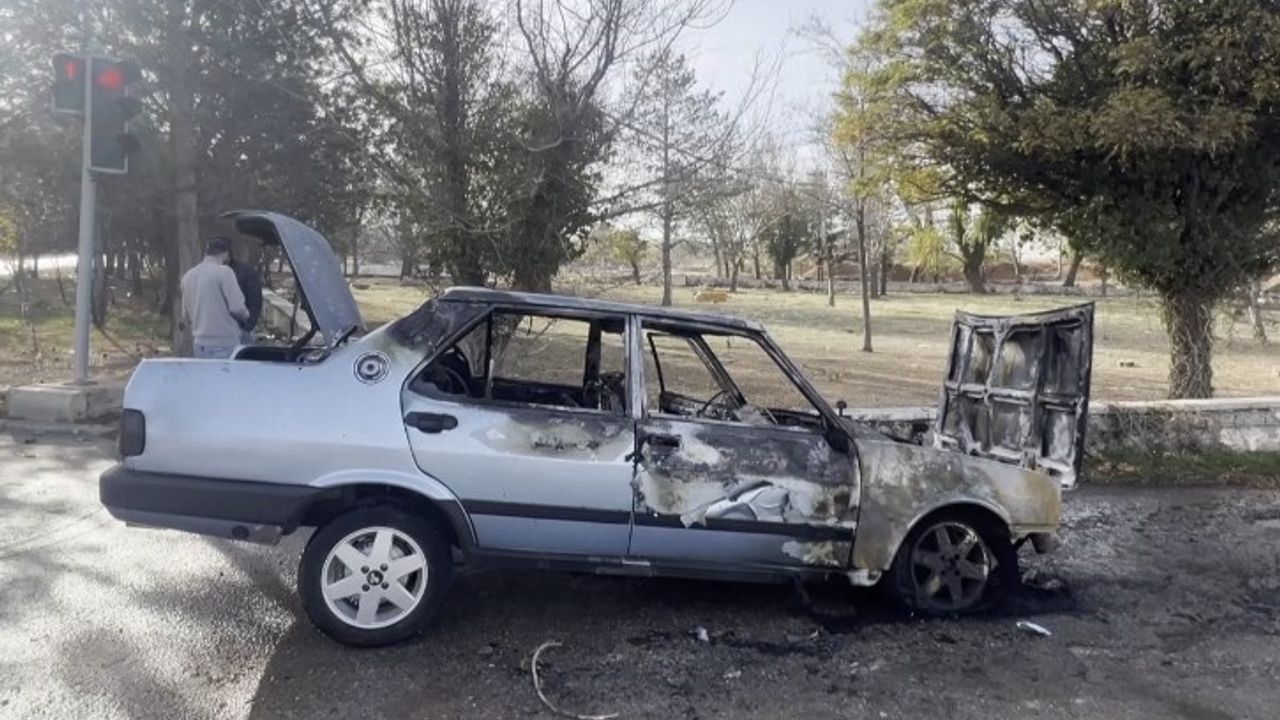 Kırşehir'de Trafikte Alev Alan Otomobil: 38 DD 022 Kullanılamaz Hale Geldi