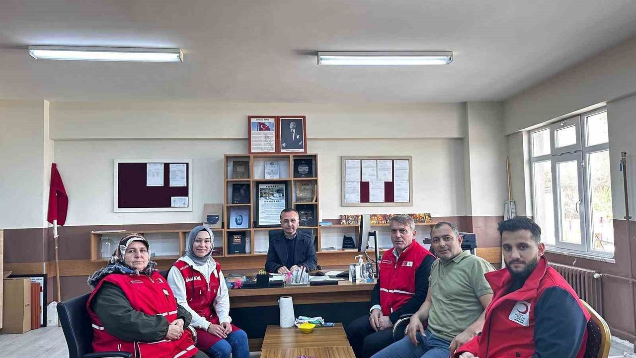 Kızılay Haftası'nda Vezirköprü'de Özel Öğrencilere Moral Ziyareti