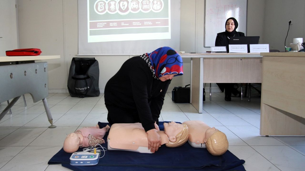 Kocaeli Büyükşehir'den Yol ve Bakım Personeline 16 Saatlik İlk Yardım Eğitimi