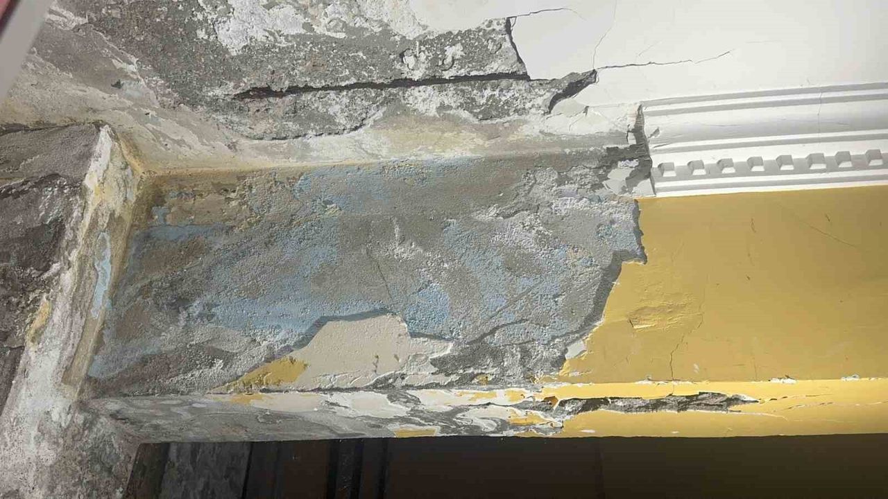 Kocaeli Çayırova'da 4 Katlı Binada Kolon Çatlağı — Aileler Tahliye Etti