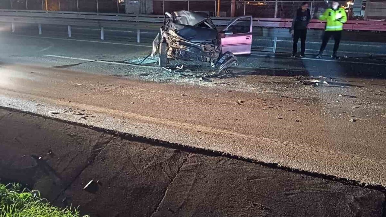 Kocaeli D-100'de Bariyerlere Çarpan Otomobil Parçalandı: Sürücü Yaralandı