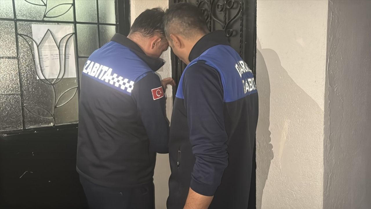 Kocaeli Darıca'da Kolonlarda Çatlak Oluşan 3 Katlı Bina Boşaltıldı