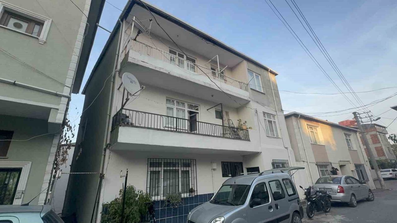 Kocaeli Darıca'da Kolonları Çatlayan Bina Tahliye Edildi