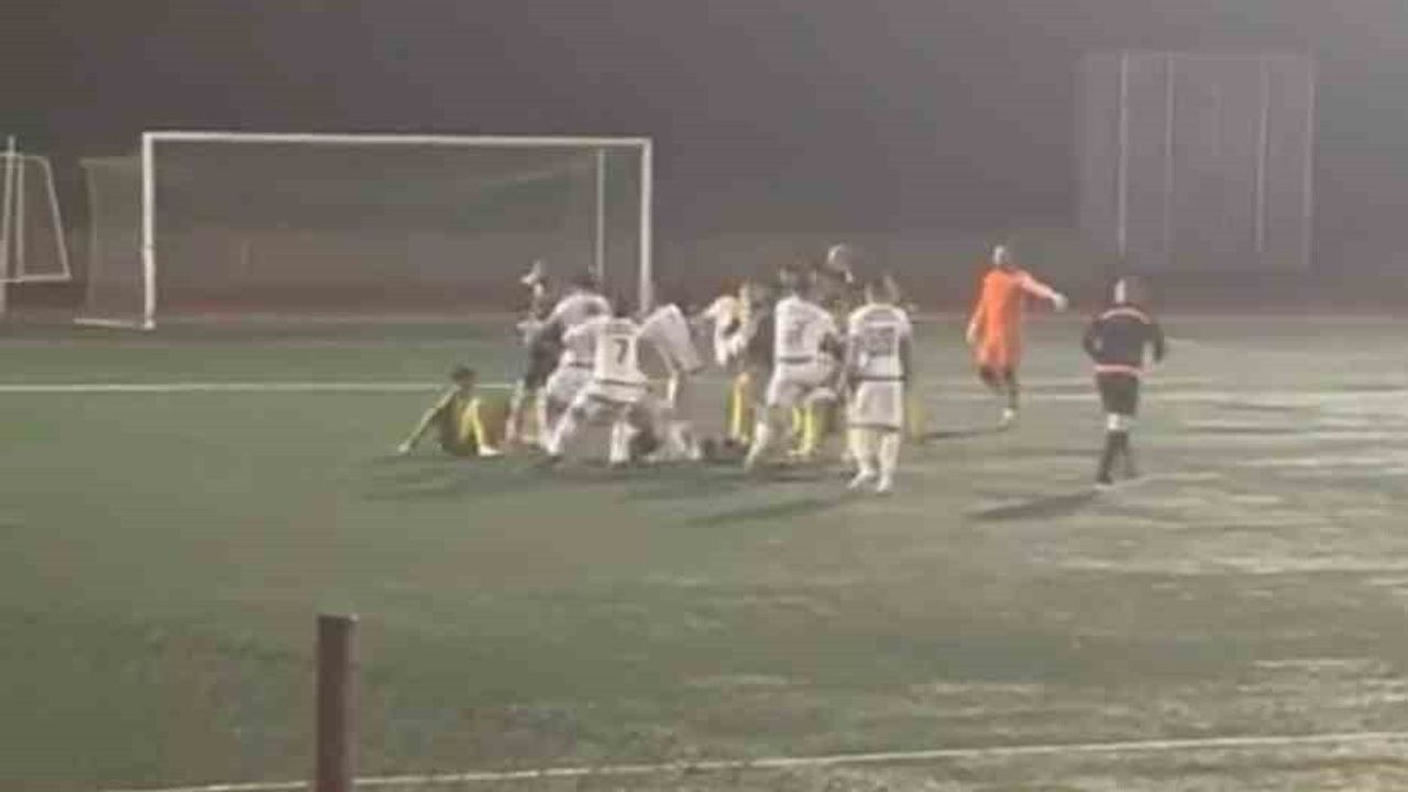 Kocaeli'de Amatör Maçta Saha Kavgası: Derince Birlik - Beylikbağı Karadeniz