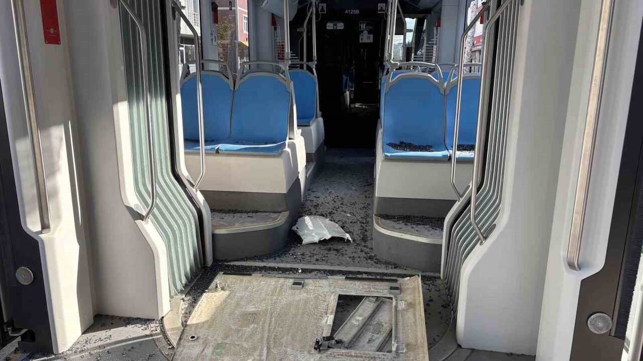 Kocaeli’de İzmit Belediyesi’ne Ait Çöp Kamyonu Tramvaya Çarptı: 3 Yaralı