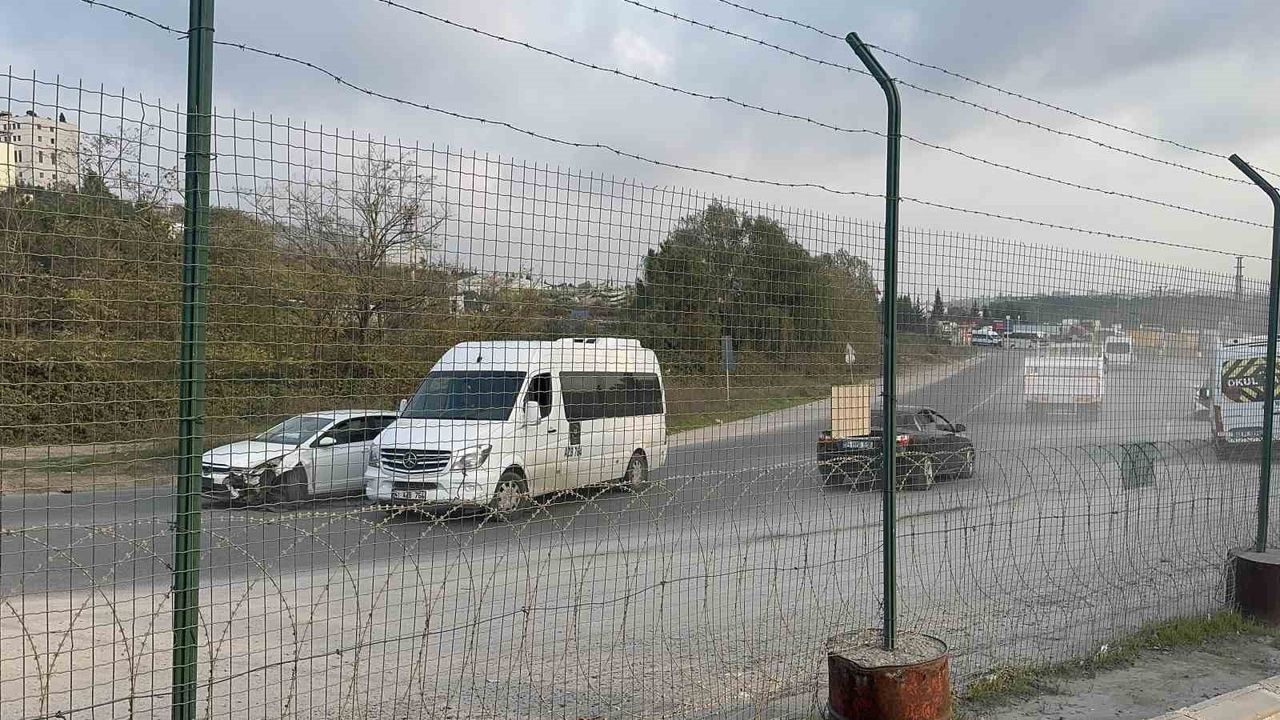 Kocaeli'de Otomobil ile Okul Servisi Çarpıştı: 1 Yaralı