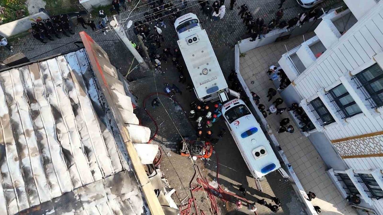 Kocaeli'de Parfüm Dolum Tesisi Yangını: 6 Kişi Hayatını Kaybetti, Dronla Tahribat Görüntülendi