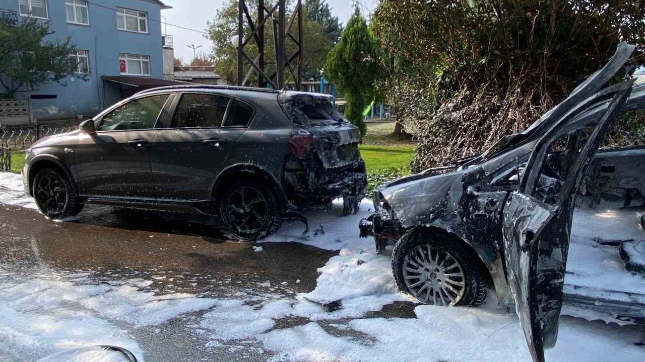 Kocaeli'de Yakıt Sonrası Otomobil Alev Aldı: 2 Araç Kullanılamaz Hale Geldi
