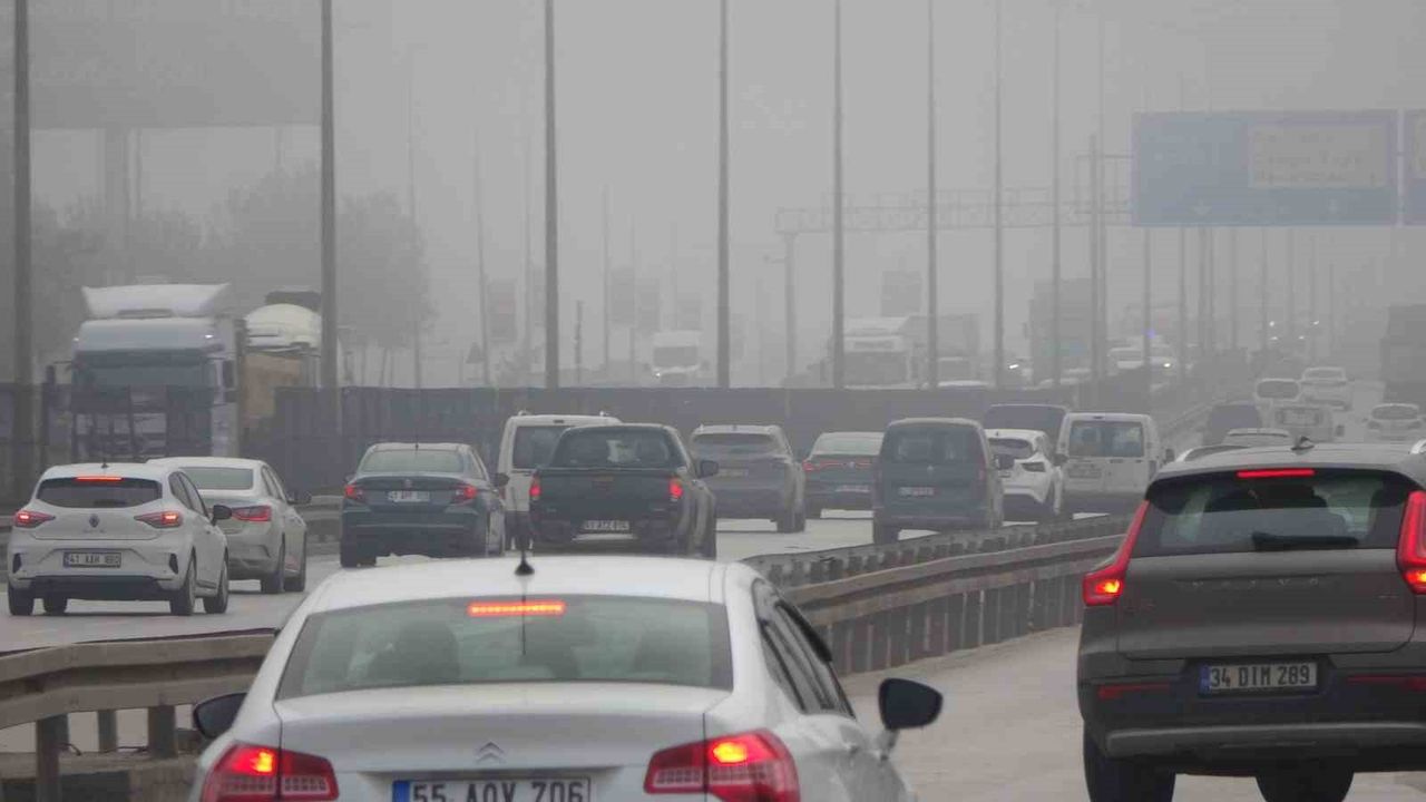 Kocaeli'de Yoğun Sis Trafiği Aksattı — D-100'de Zor Anlar