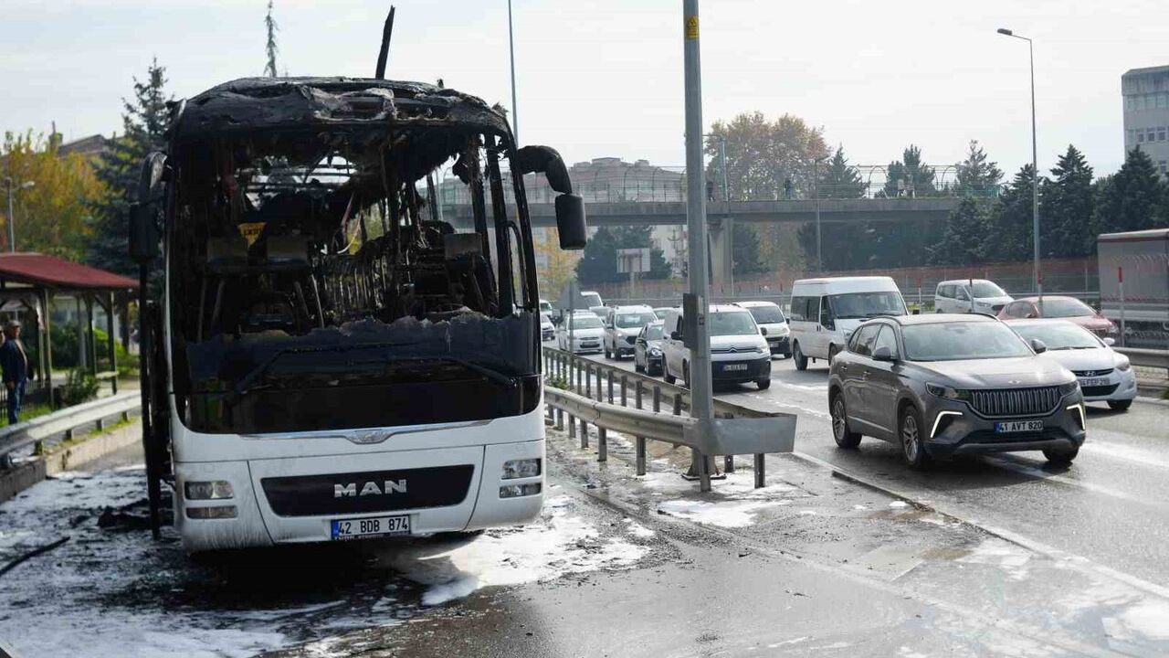 Kocaeli'de Yolcu Otobüsü Alev Aldı: 42 BDB 874 Demir Yığınına Döndü