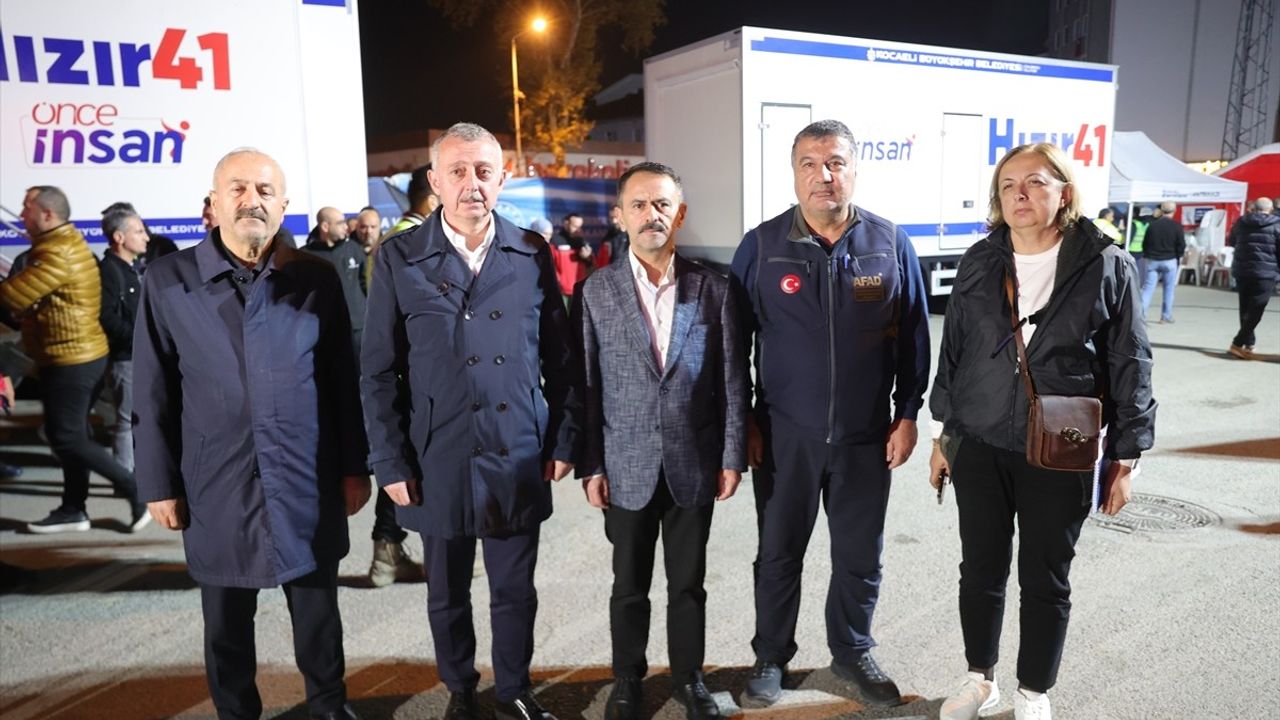 Kocaeli Gebze'de Çöken 7 Katlı Binada Enkaz Kaldırma ve Tahliye Çalışmaları Sürüyor