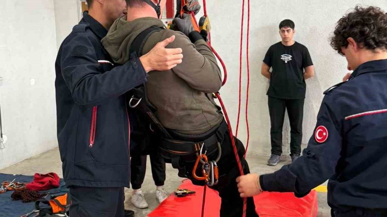 Kocaeli Üniversitesi Öğrencileri İtfaiyeyi Yerinde İnceledi