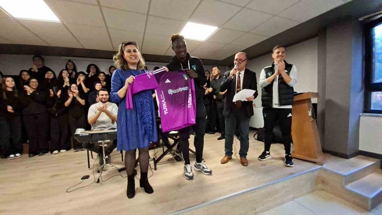 Kocaelispor’dan Öğretmenler Günü Sürprizi: Dan Agyei İmzalı Forma Hediye Etti