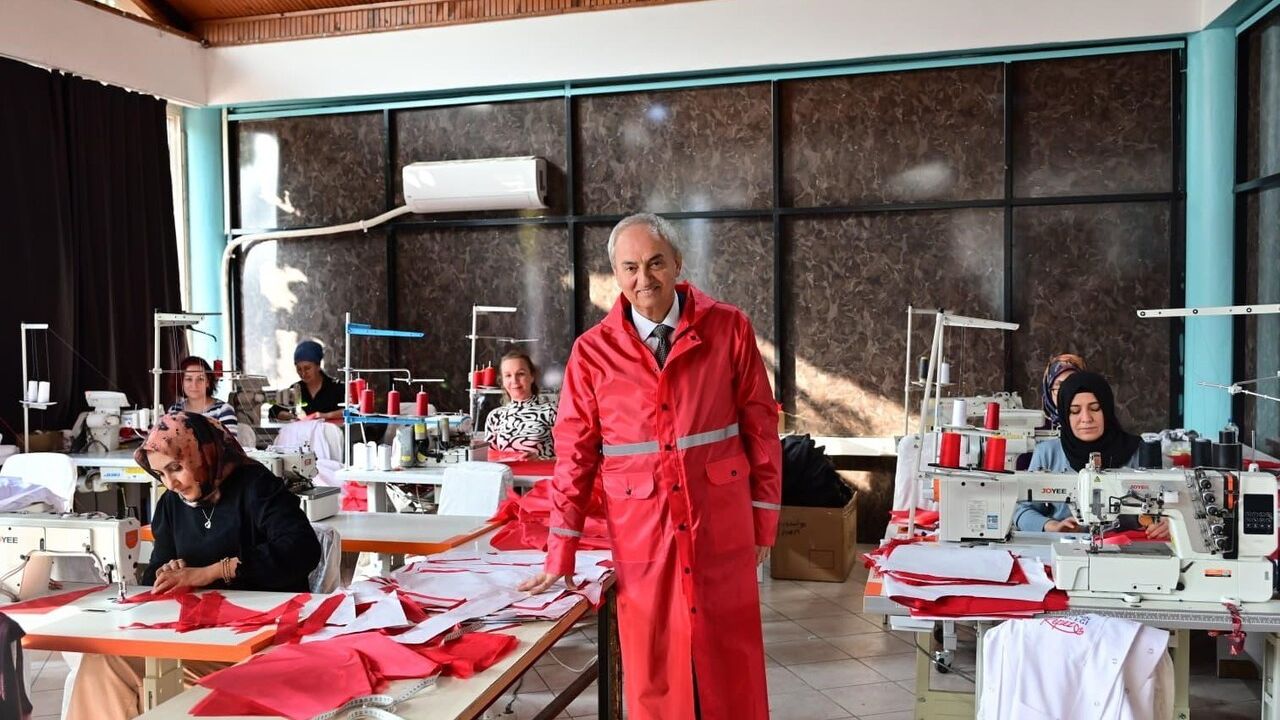 Kocagöz, Kadın Emeğiyle Üretilen Yağmurlukları Test Etti