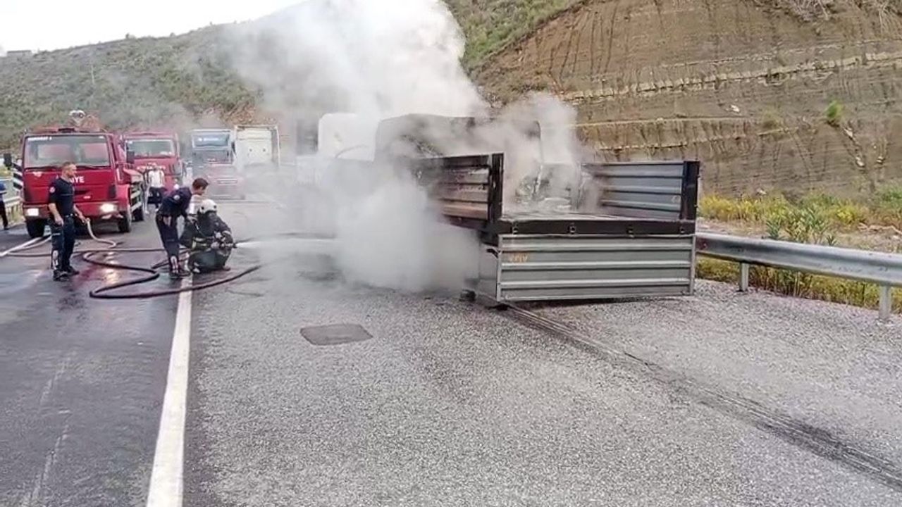 Konya-Antalya D-687'de Mermer Yüklü Tırın Dorsesi Alevlere Teslim Oldu