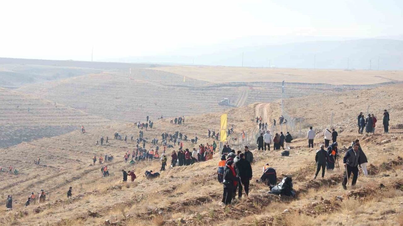 Konya’da 15 Bin Fidan: Başkan Altay Öğrencilerle 'Geleceğe Nefes' Dikti