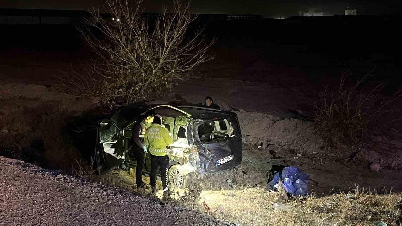 Konya'da hafif ticari araç şarampole devrildi: 1 ölü, 3 yaralı