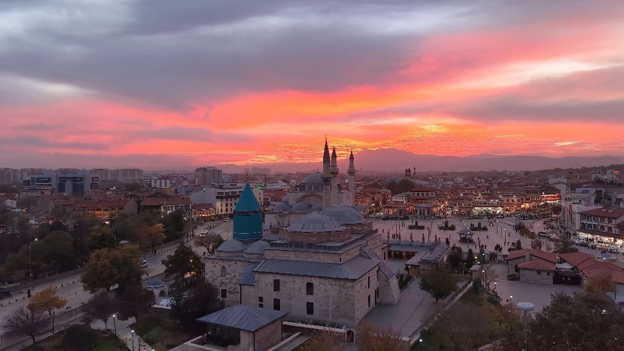 Konya'da Kartpostallık Gün Batımı: Mevlana Müzesi ve Tarihi Mekanlar