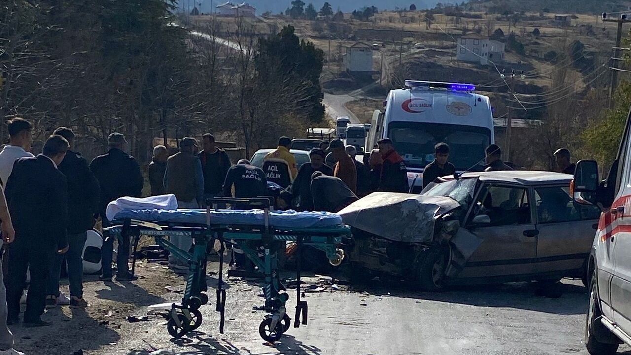 Konya Derebucak'ta Trafik Kazası: Otomobil ile Hafif Ticari Araç Çarpıştı — 3 Yaralı