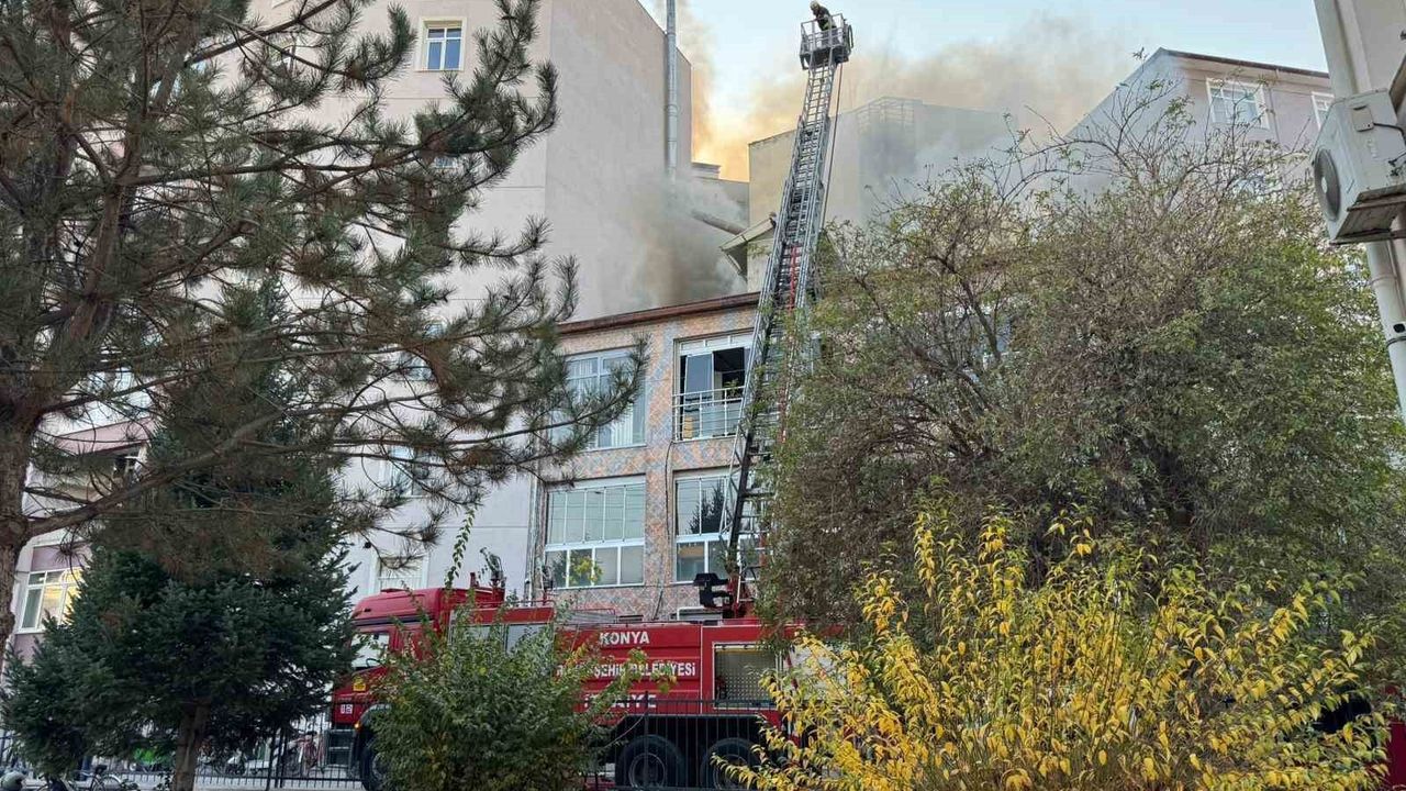 Konya Ereğli'de İş Hanı Çatısında Yangın: İtfaiye Müdahalesi