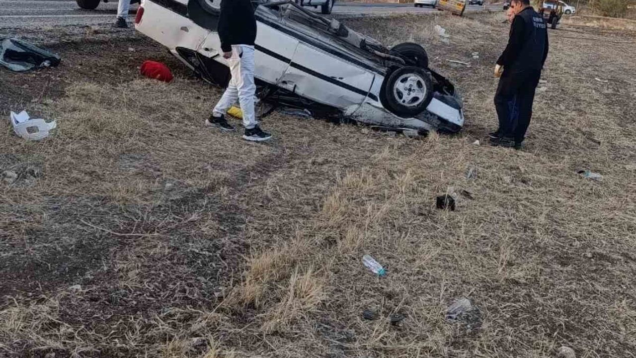 Konya Hüyük'te Otomobil Araziye Devrildi: 1'i Ağır 5 Yaralı