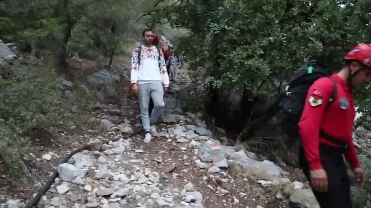Konyaaltı'da Kaybolan 2 Genç 15 Saat Sonra JAK Timleri Tarafından Kurtarıldı