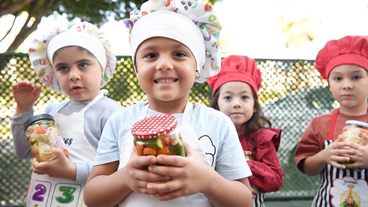 Konyaaltı Kreşlerinde Minik Ellerle Turşu Kuruldu