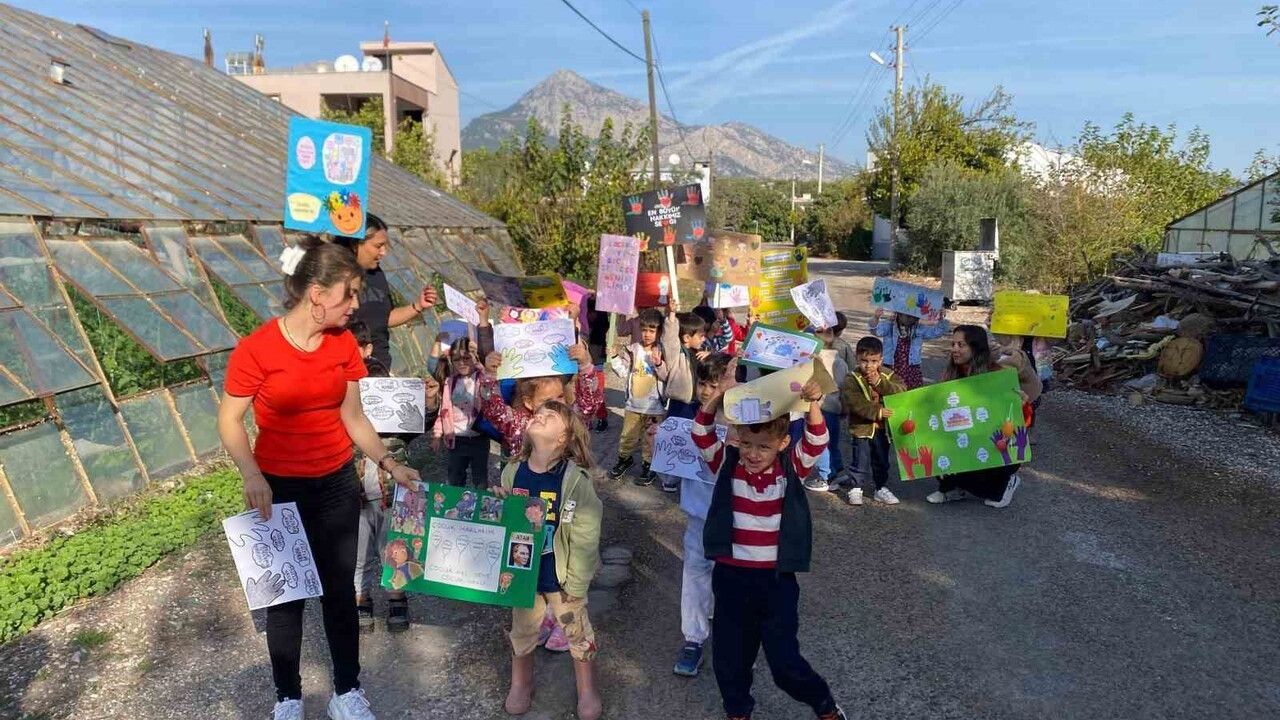 Konyaaltı'nda Minikler 20 Kasım'da Çocuk Hakları İçin Yürüdü