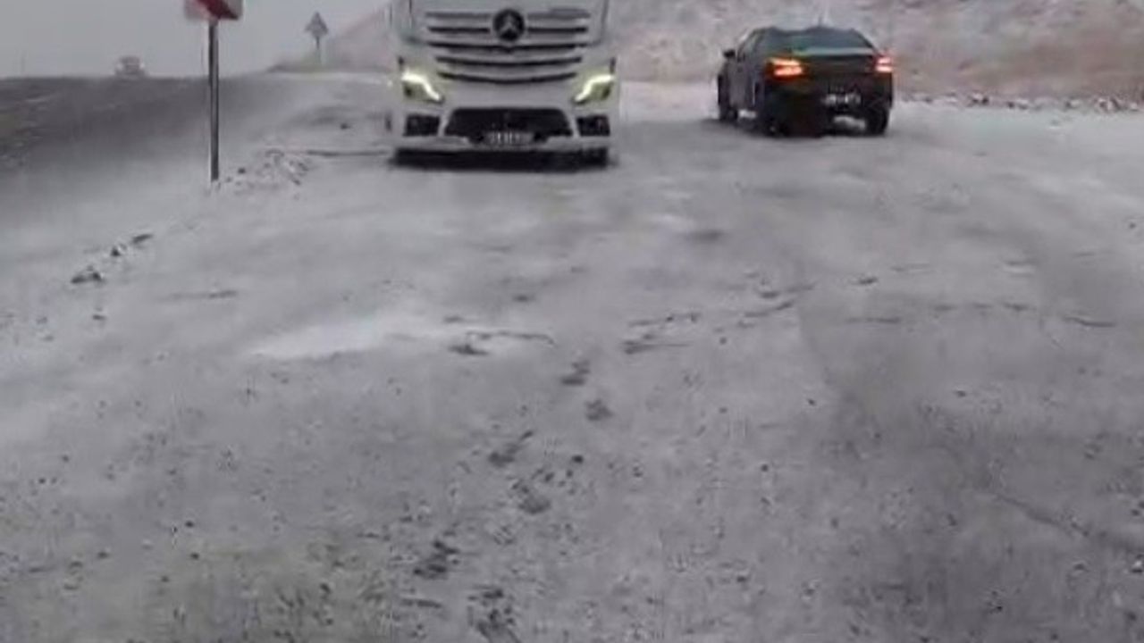 Kop Dağı Geçidi Yeniden Beyaza Büründü: Bayburt'ta Kar ve Lastik Uyarısı