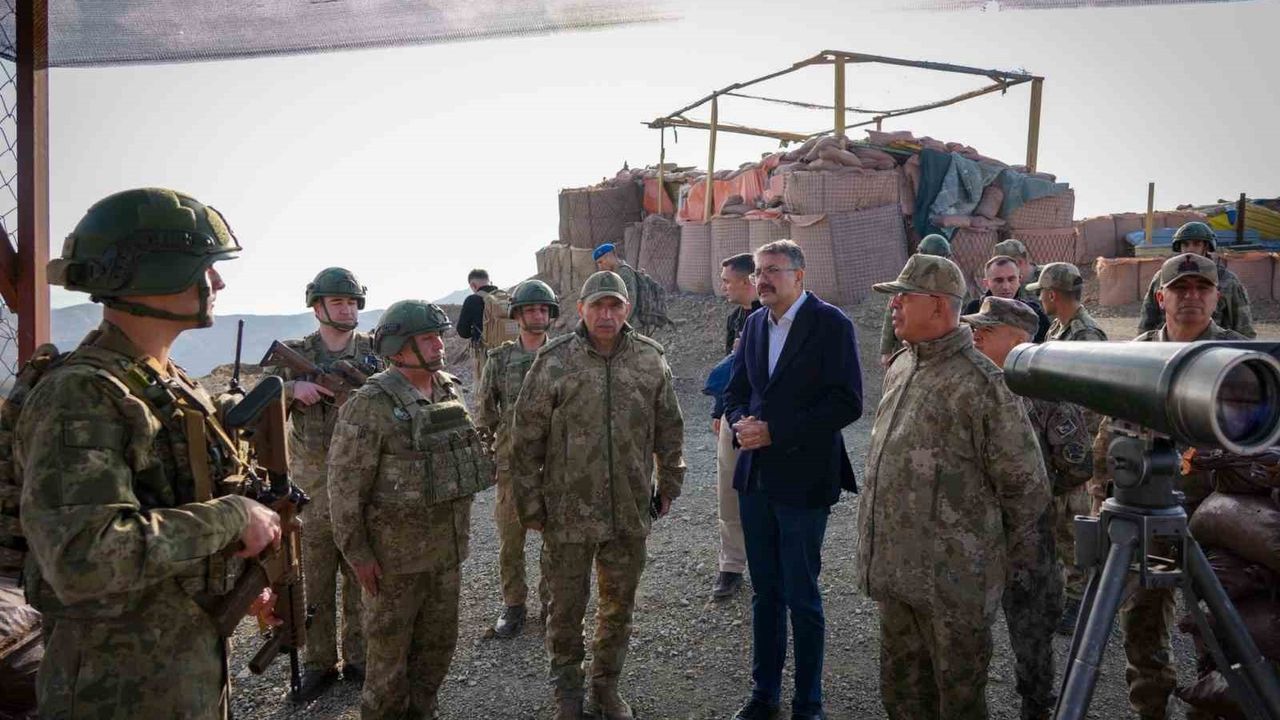 Korgeneral Topaloğlu Hakkari’de Sınır Üslerini Ziyaret Etti