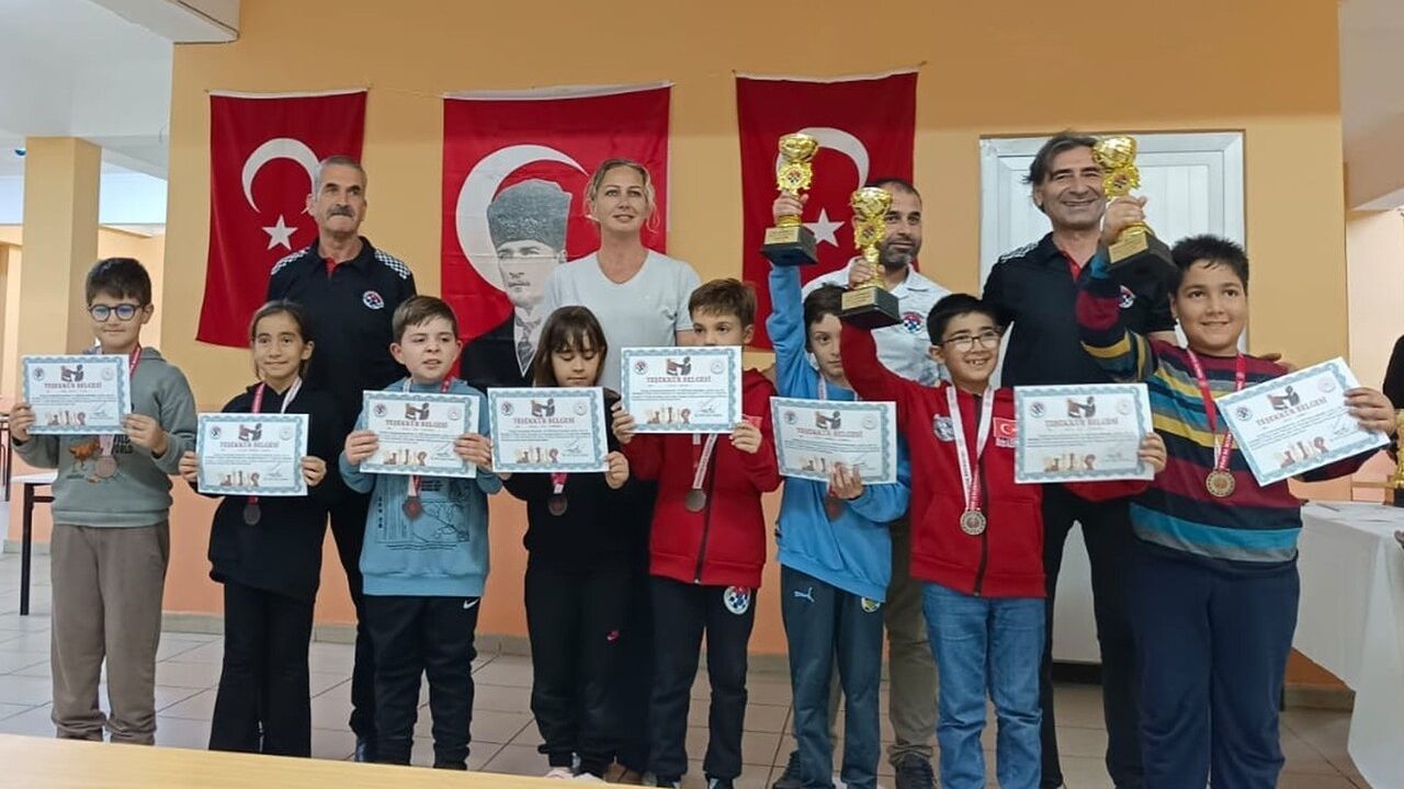 Köyceğiz'de 24 Kasım Öğretmenler Günü Satranç Turnuvası'na altmış üç sporcu katıldı