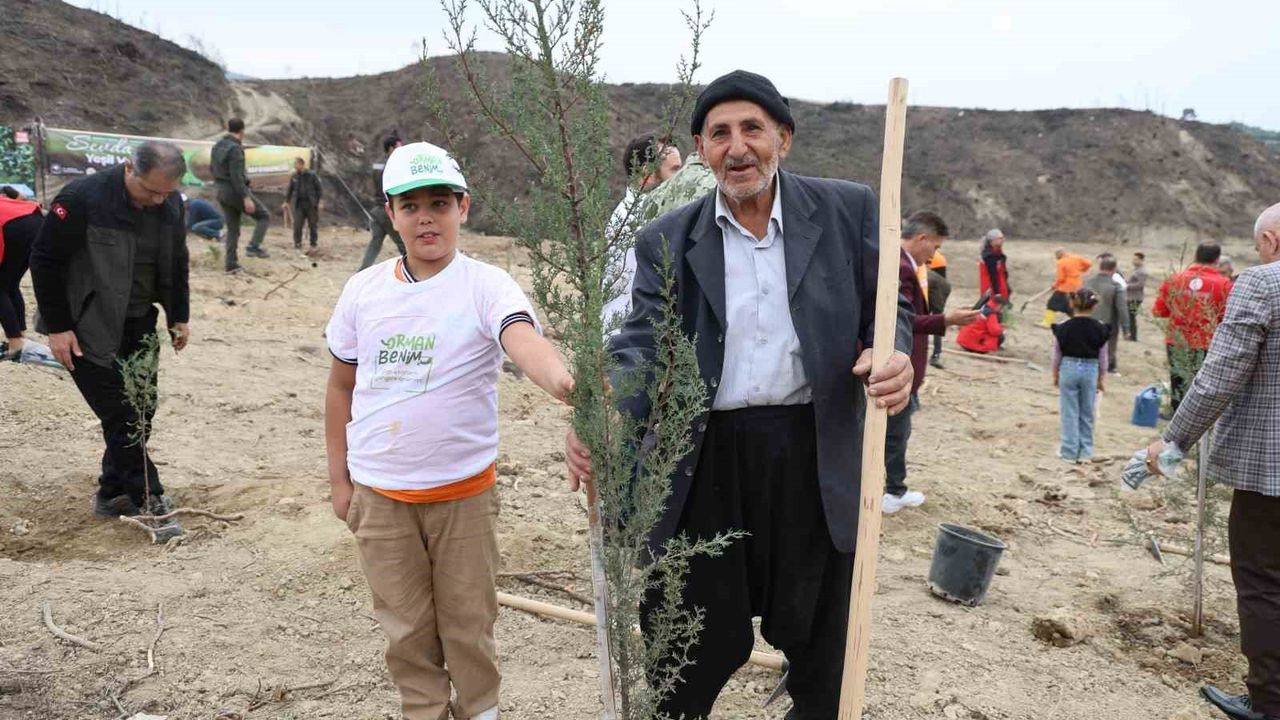 Kozan'da dede-torun 11 Kasım'da yangın bölgesine 2.500 fidan dikti