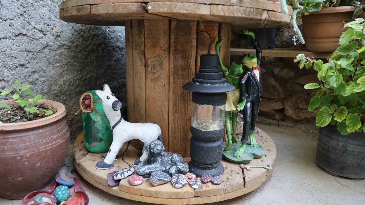 Kozan’da Emekli El Sanatları Öğretmeni Nadire Kuzu Atıkları Sanata Dönüştürdü