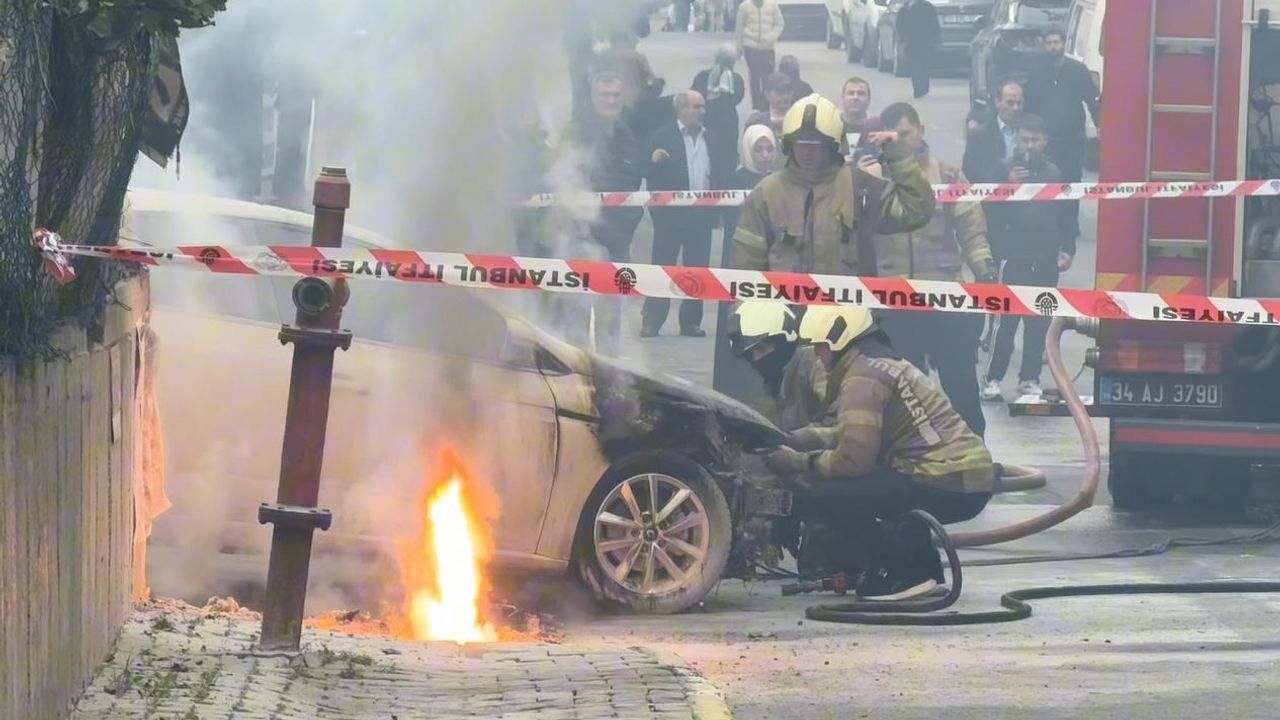 Küçükçekmece’de BEDAŞ Kablosu Patladı: Park Halindeki Otomobil Alev Aldı