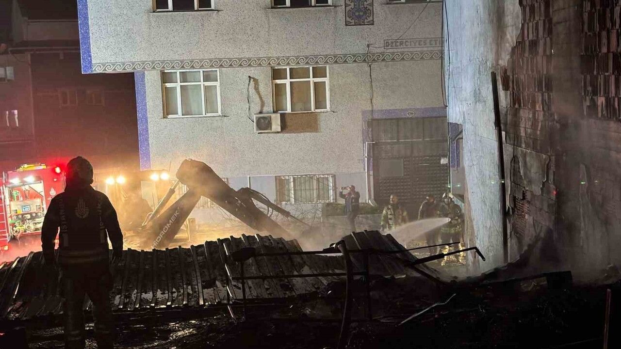 Küçükçekmece’de Geri Dönüşüm Tesisi Alevlere Teslim Oldu