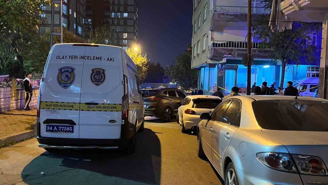 Küçükçekmece'de İş Yerinde Silahla Ölü Bulundu