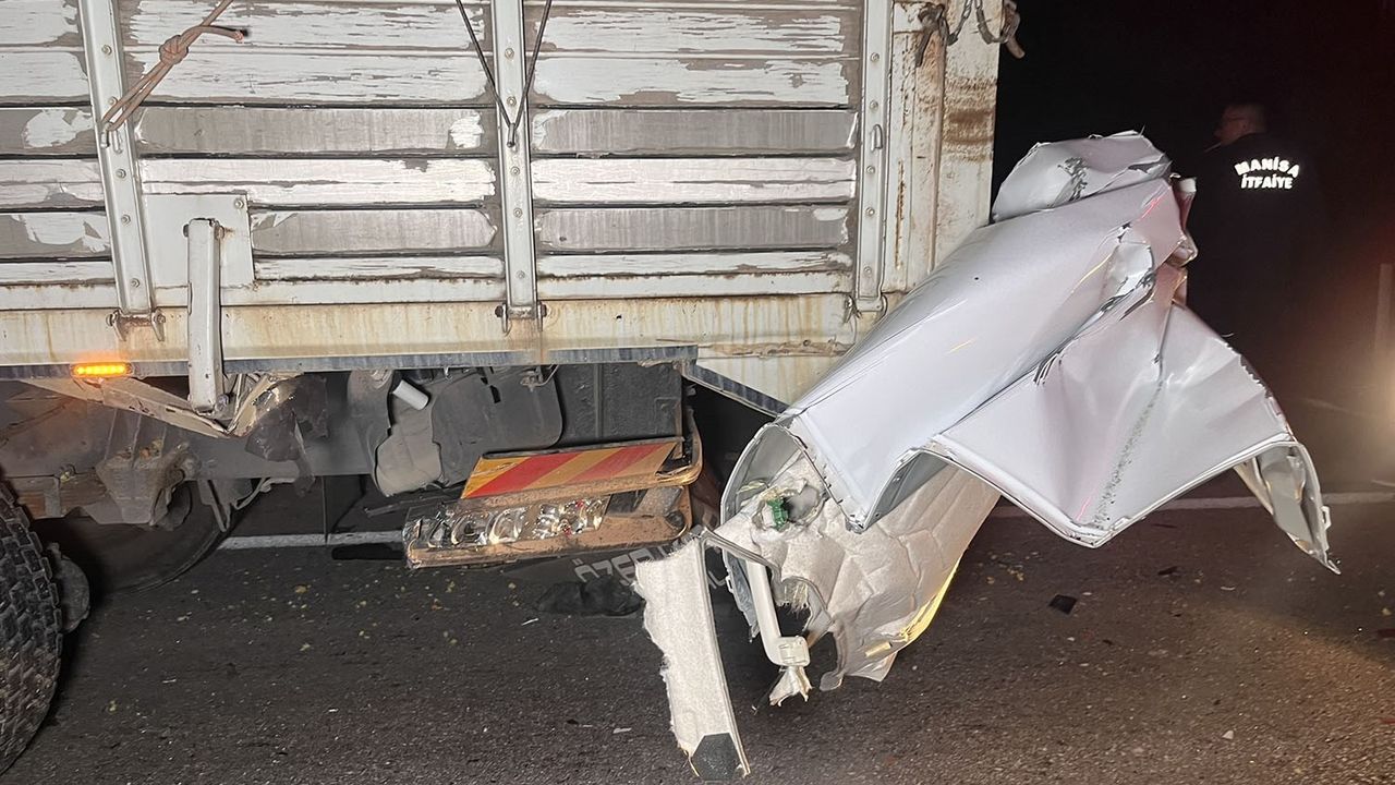 Kula'da Otomobil Kamyonete Çarptı: 1 Ölü, 2 Yaralı