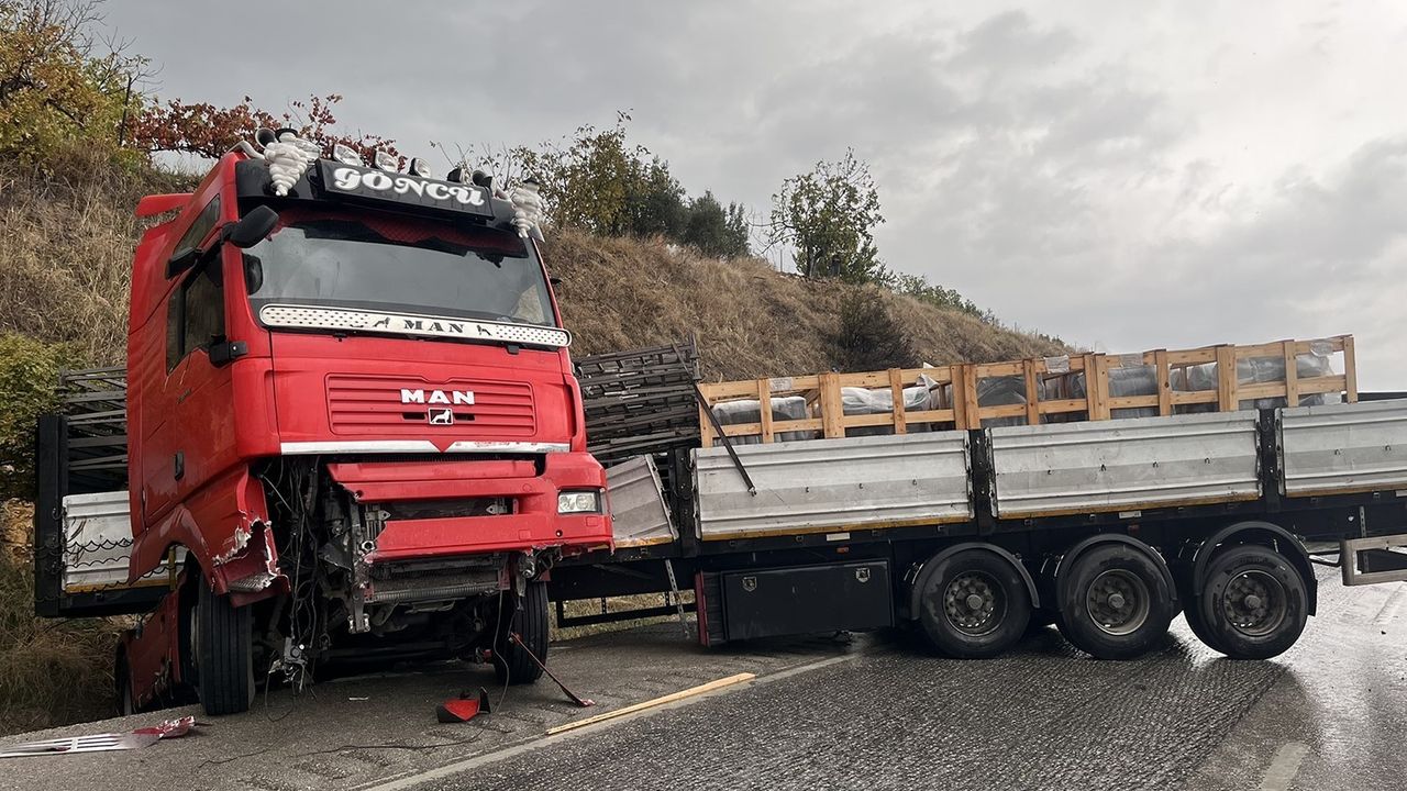 Kula'da yağışlı havada tır kazası — D300 Uşak istikameti kapandı