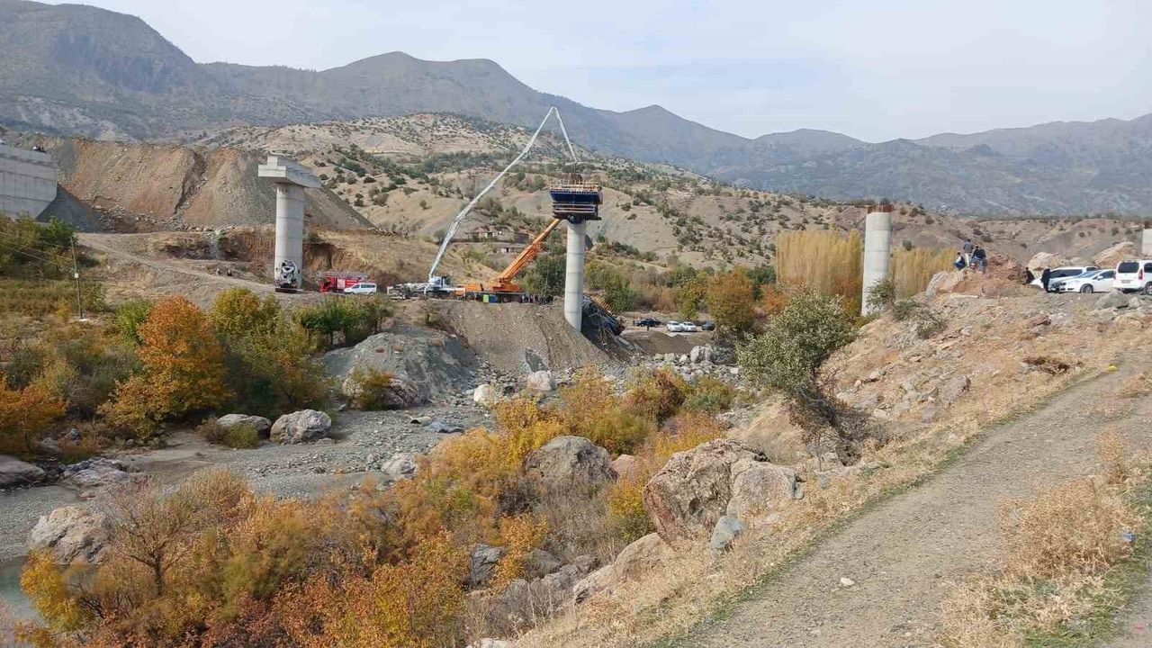 Kulp’ta köprü inşaatı çökmesi: 4 yaralı, 2 kişi enkaz altında