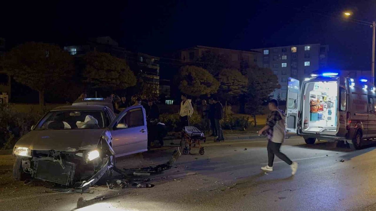 Kulu'da Kontrolden Çıkan Otomobil Refüje Çarptı: 1 Yaralı